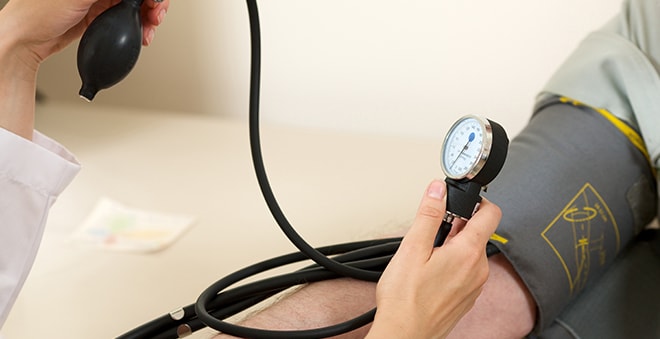 血圧を計っている写真